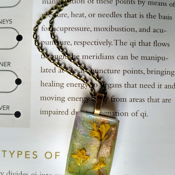 One of a kind handmade pressed wildflower necklace - Picture 4 of 6